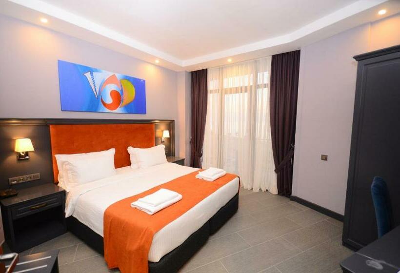 اتاق لوکس با بالکن و چشم‌انداز دریا, Batumi Palm