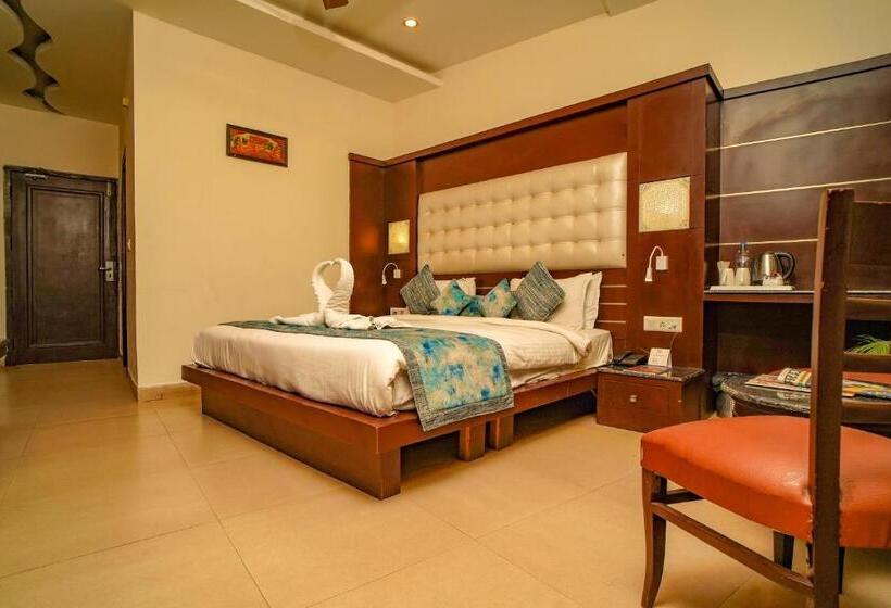 اتاق لوکس, Merak Resort  Bhimtal
