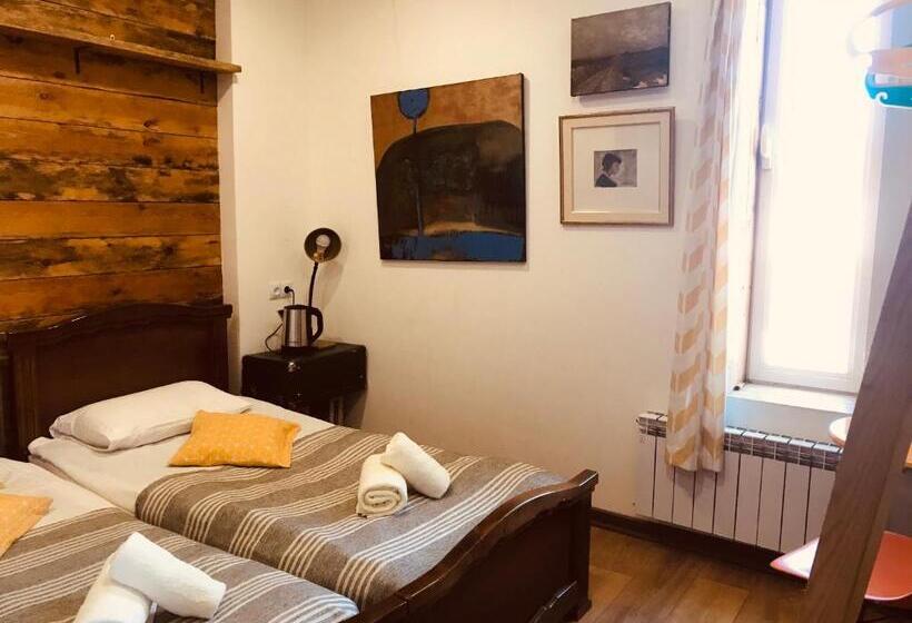 اتاق خانوادگی, Gallery Guesthouse