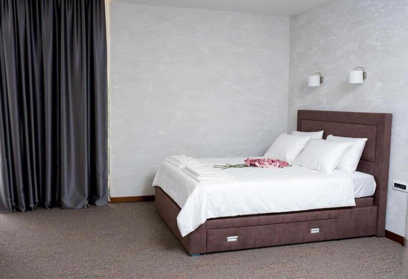 سوئیت با بالکن, Ipn Apartments