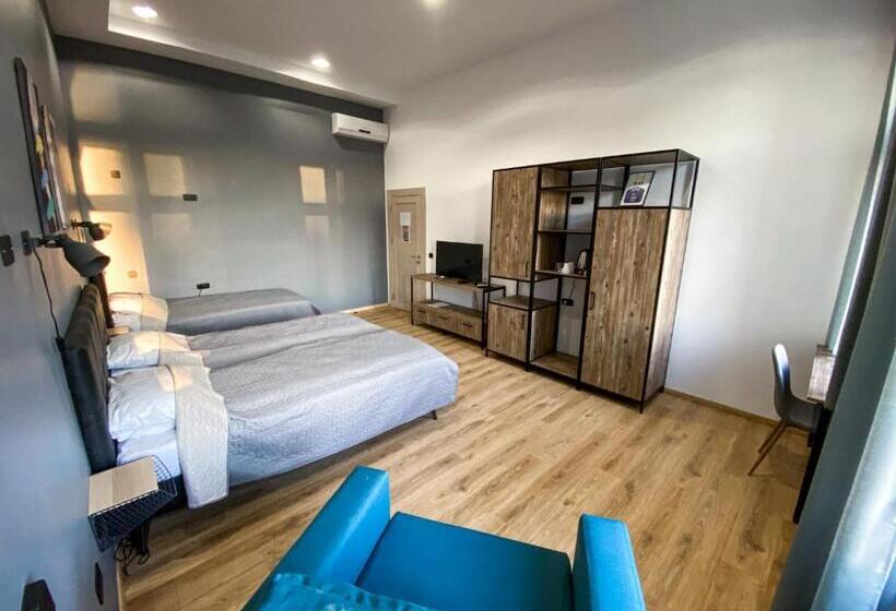 اتاق استاندارد سه تخته با سرویس بهداشتی مشترک, K43 Rooms