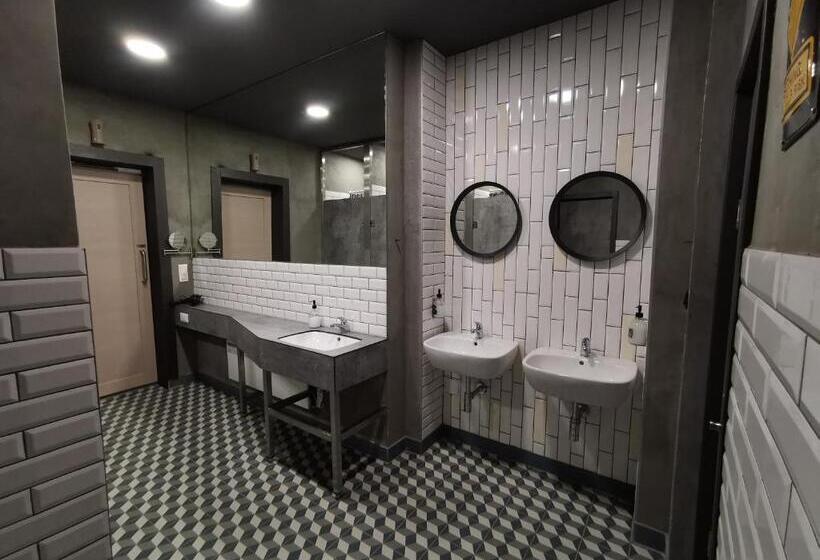 اتاق استاندارد با سرویس بهداشتی مشترک, K43 Rooms