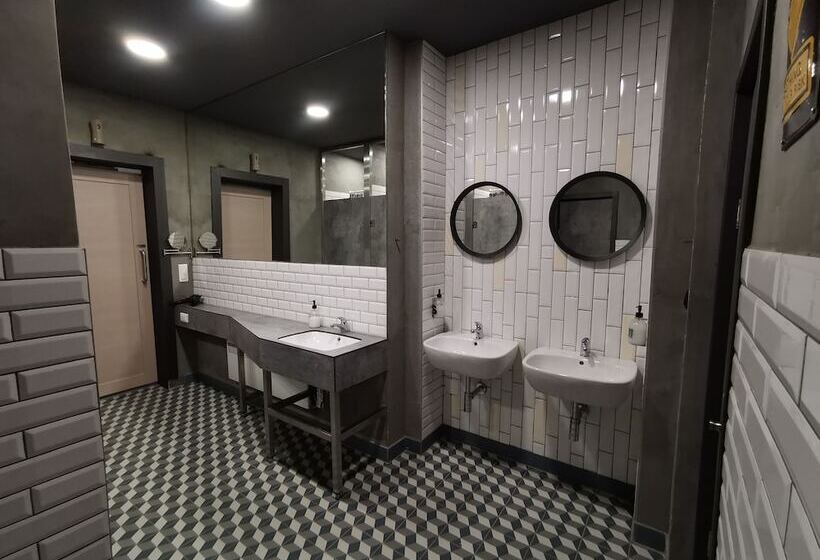 اتاق استاندارد با سرویس بهداشتی مشترک, K43 Rooms