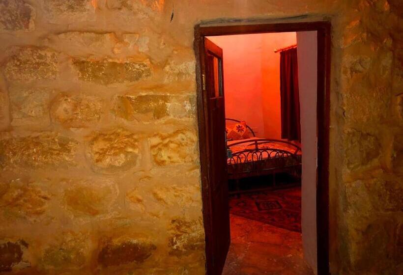 اتاق سوپریور با تخت بزرگ, The Orient Home