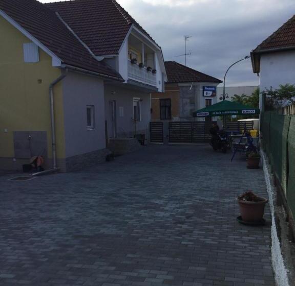 اتاق استاندارد سه نفره, Avas Apartman