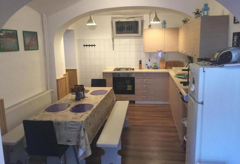 اتاق استاندارد چهار تخته, Avas Apartman