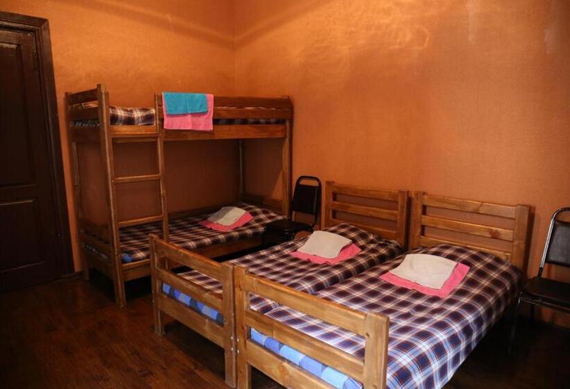 اتاق استاندارد چهار تخته, Private Rooms In The City Center   Chonqadze 9