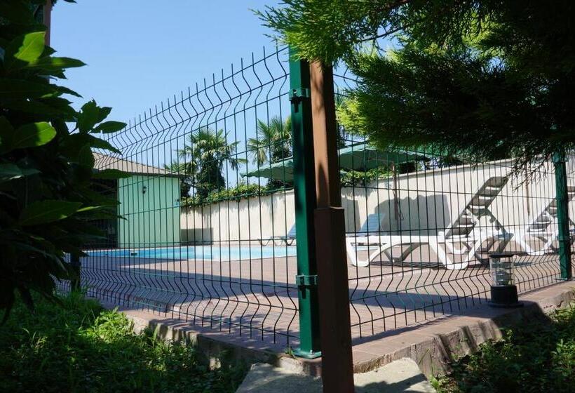 ویلای یک اتاق خوابه با استخر شنا, Villa Qero