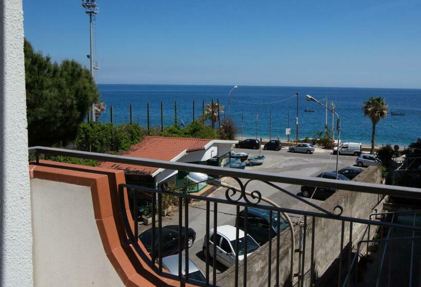 اتاق استاندارد با چشم‌انداز دریا, La Finestra Sul Mare