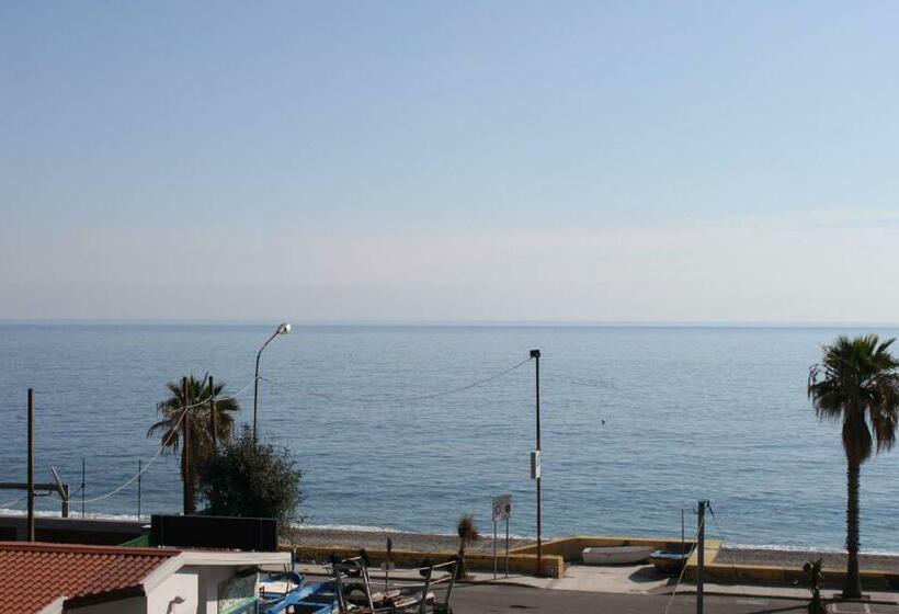اتاق استاندارد با چشم‌انداز دریا, La Finestra Sul Mare