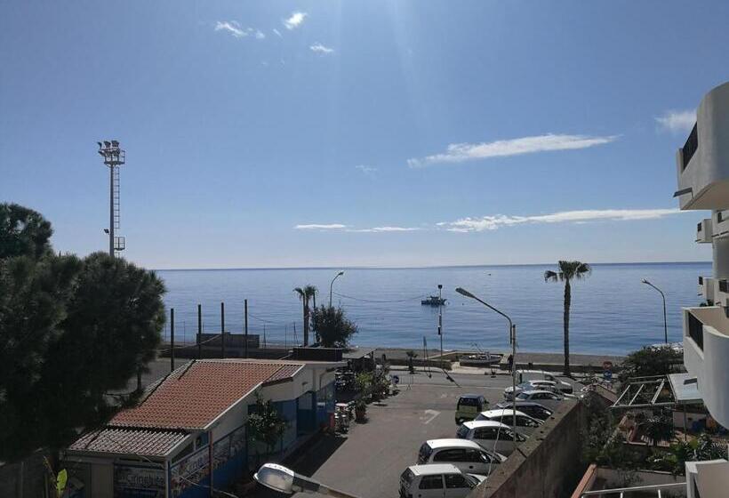 اتاق استاندارد با چشم‌انداز دریا, La Finestra Sul Mare