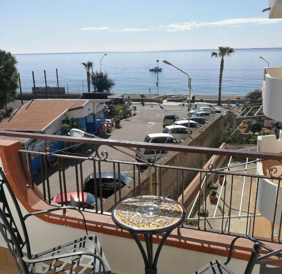 اتاق استاندارد با چشم‌انداز دریا, La Finestra Sul Mare