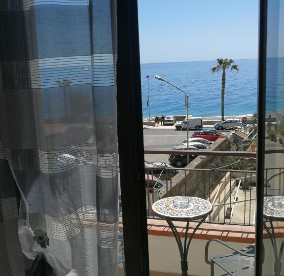 اتاق استاندارد با چشم‌انداز دریا, La Finestra Sul Mare