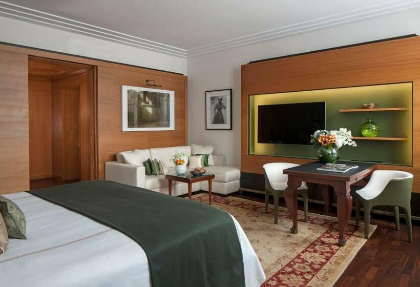 Junior Suite King Size Bed, Four Seasons  Milano