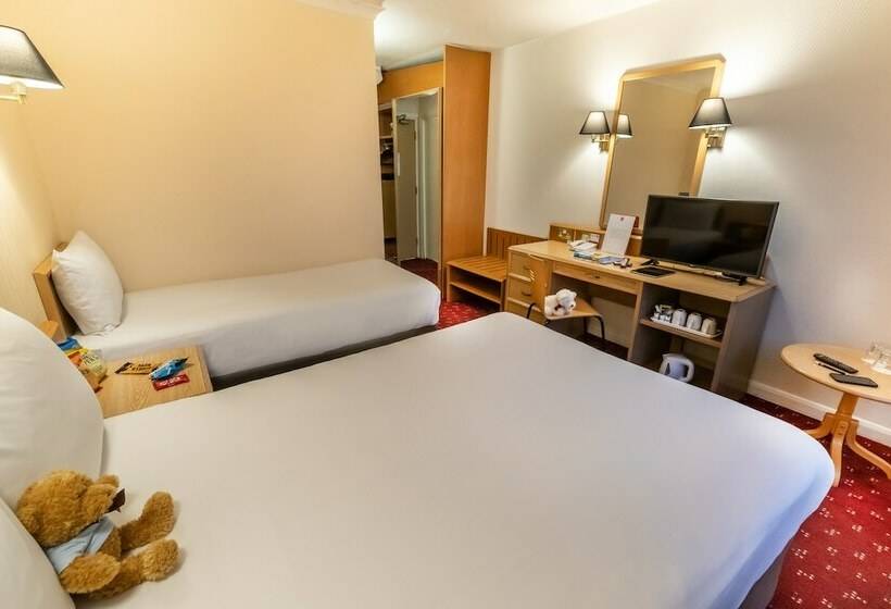 Standard Room, Ibis London Earls Court