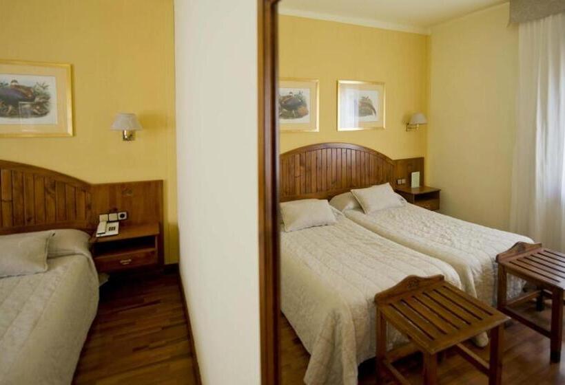 Quarto Triplo Estandar, Restaurant Pessets & Spa