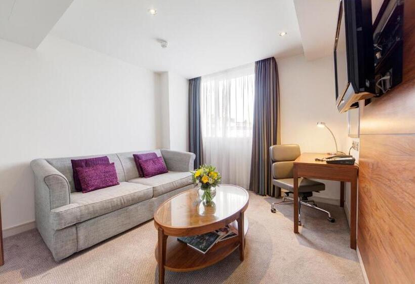 سوئیت جونیور با چشم‌انداز باغ, Thistle London Hyde Park Kensington Gardens