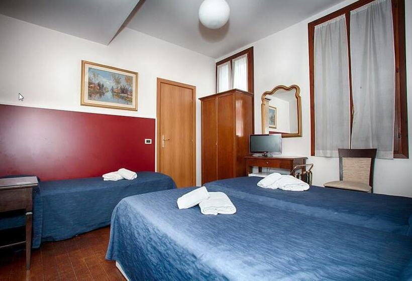اتاق استاندارد سه نفره, Trieste
