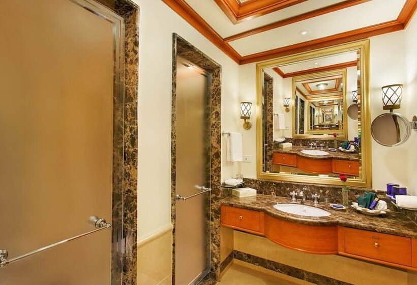 اتاق لوکس با چشم‌انداز باغ, Wildflower Hall, An Oberoi Resort, Shimla