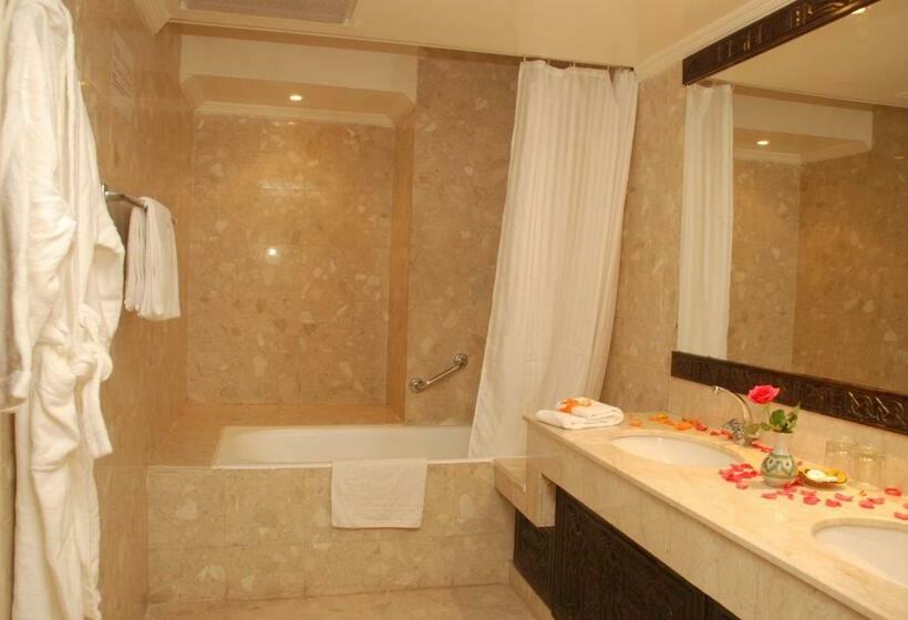 سوییت, Oasis Hotel & Spa