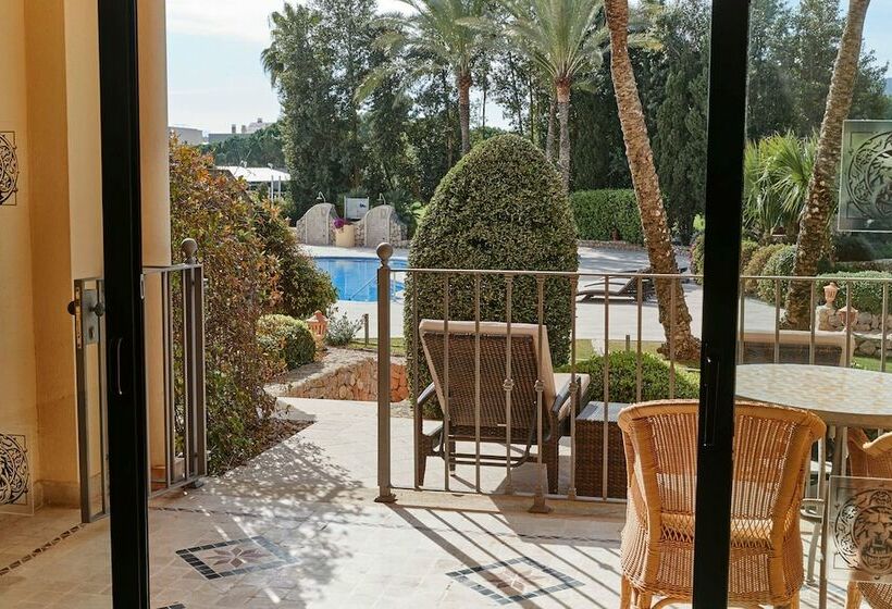 اتاق لوکس با چشم‌انداز استخر, Steigenberger Hotel And Resort Camp De Mar