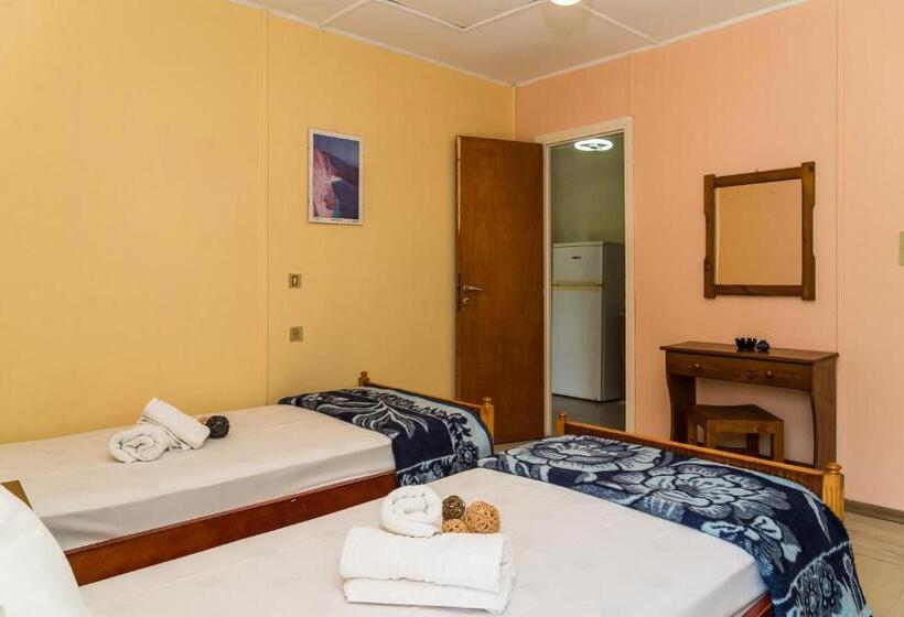 اتاق استاندارد چهار تخته, Roussa's Apartments