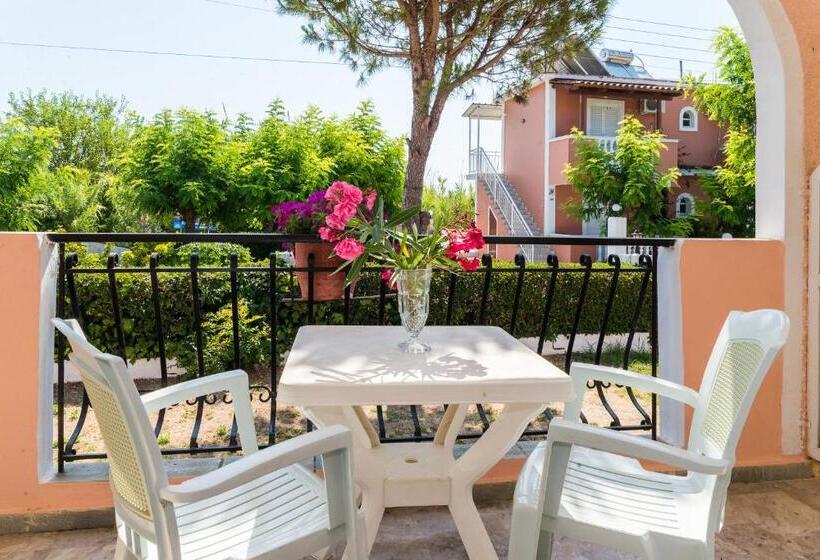 اتاق استاندارد چهار تخته, Roussa's Apartments