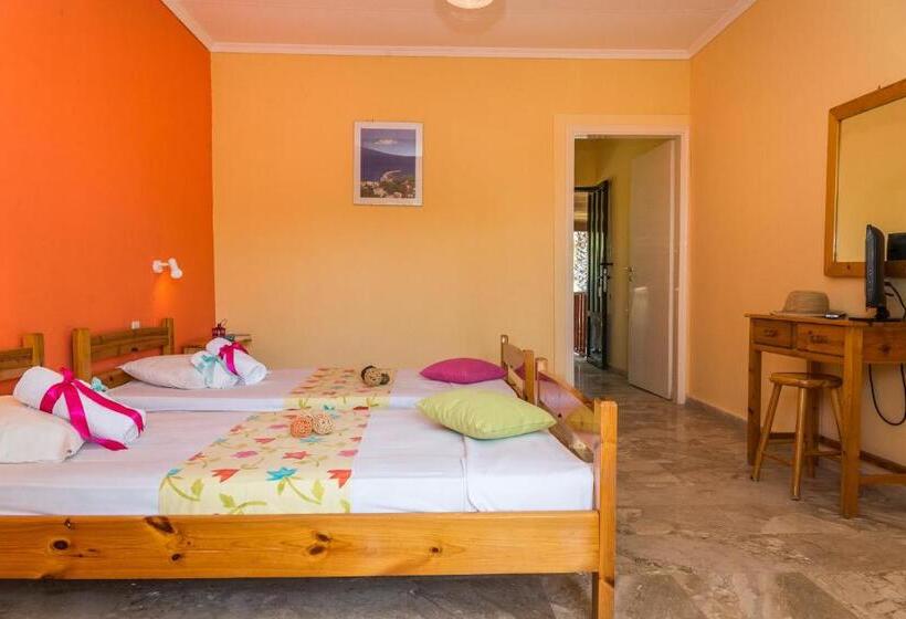 اتاق استاندارد چهار تخته, Roussa's Apartments