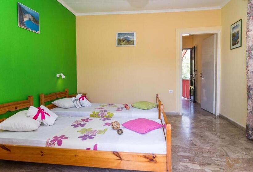 اتاق استاندارد چهار تخته, Roussa's Apartments