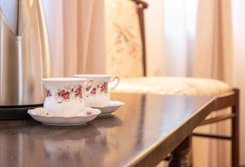 سوییت با چشم‌انداز باغ, Seven Cafe &