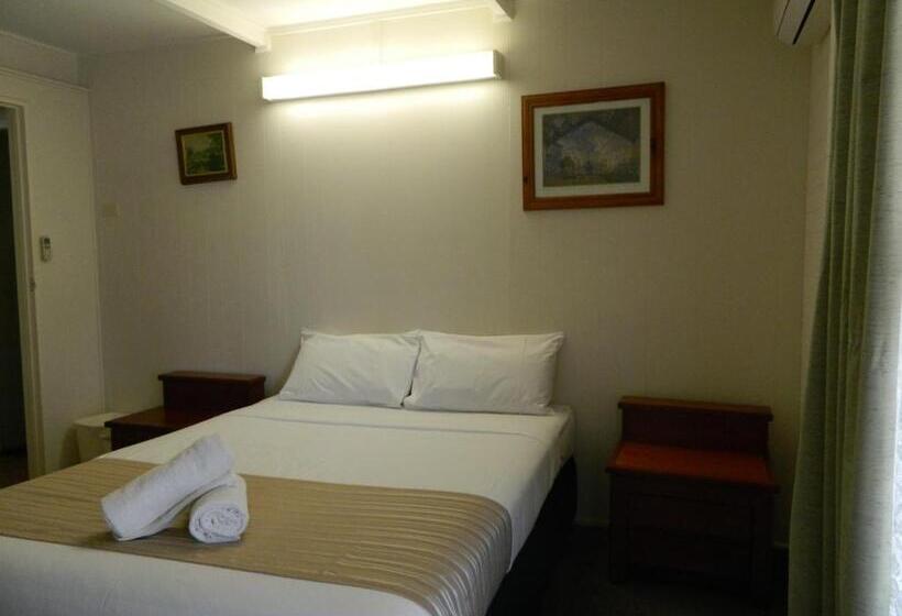 اتاق خانوادگی, Coachman Motel