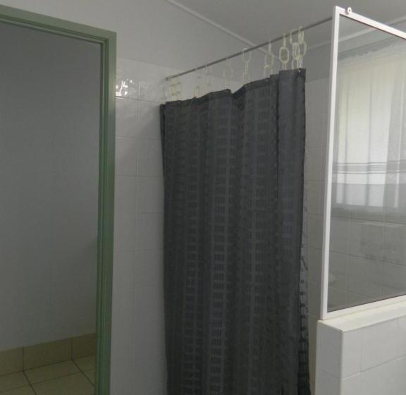 اتاق خانوادگی, Coachman Motel