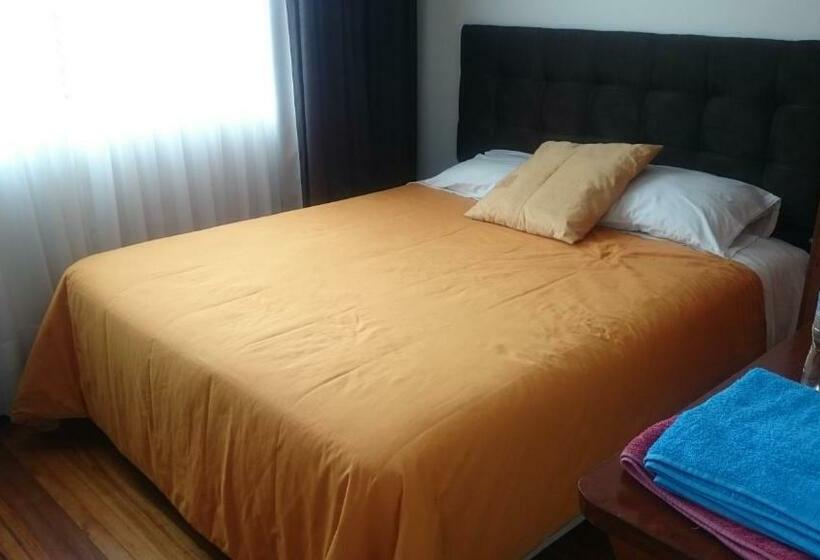 اتاق لوکس, The Quito Guest House With Yellow Balconies For Travellers