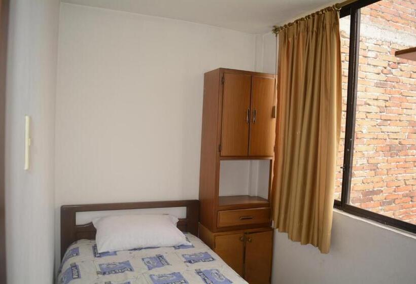 3 Bedroom Suite, The Quito Guest House With Yellow Balconies For Travellers