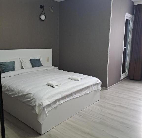 اتاق استاندارد با تخت بزرگ, Ira & Vaso S Guest House Borjomipark