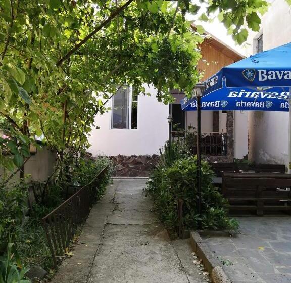 اتاق لوکس سه تخته, Ira & Vaso S Guest House Borjomipark