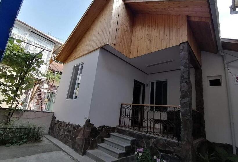 اتاق لوکس سه تخته, Ira & Vaso S Guest House Borjomipark