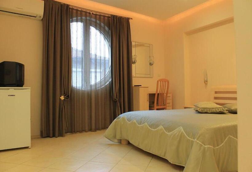 اتاق استاندارد سه تخته با بالکن, Stela Guest House