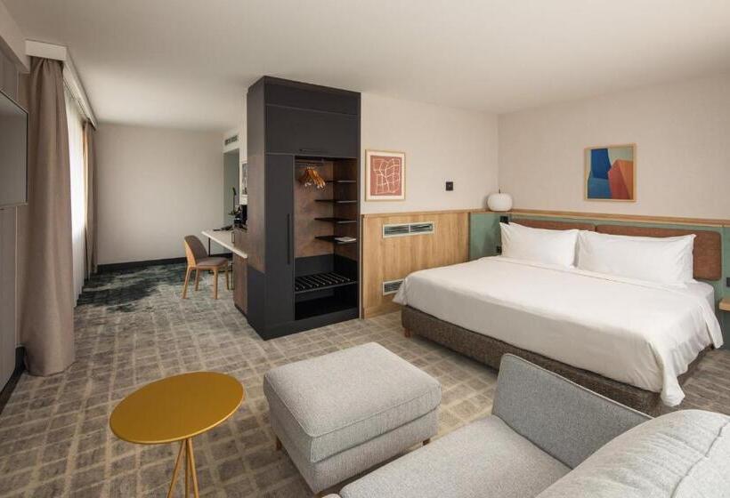 سوییت جونیور, Crowne Plaza Budapest, An Ihg