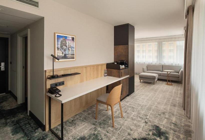 سوییت خانوادگی, Crowne Plaza Budapest, An Ihg