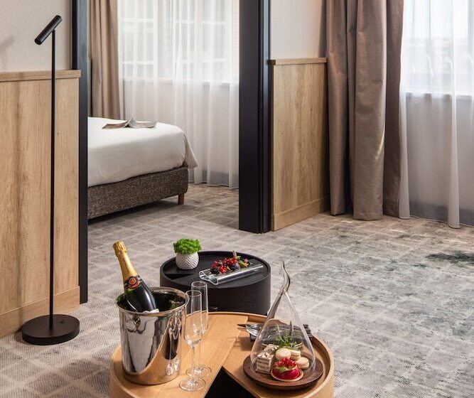 سوییت جونیور, Crowne Plaza Budapest, An Ihg