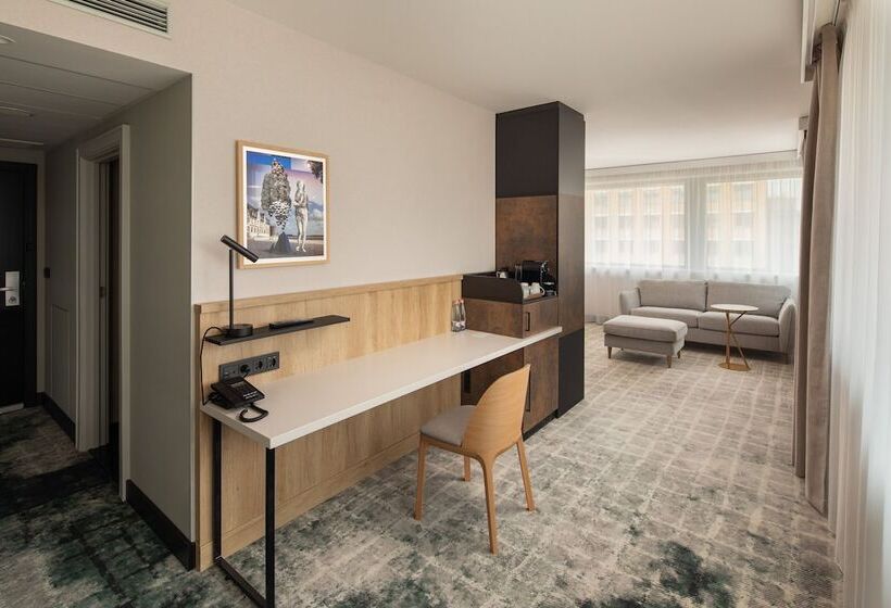 سوییت جونیور, Crowne Plaza Budapest, An Ihg