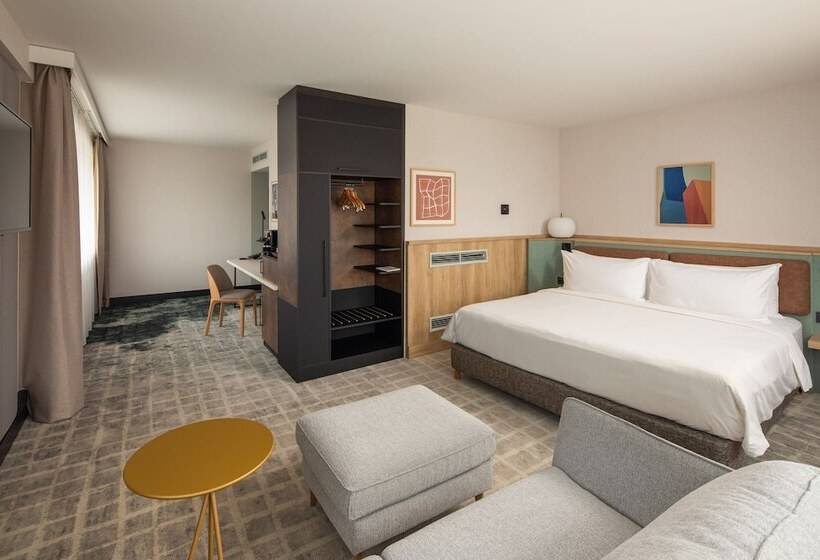 سوییت جونیور, Crowne Plaza Budapest, An Ihg