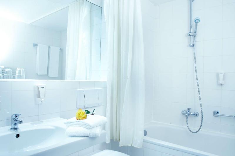 اتاق استاندارد سه نفره, Domicil Hamburg By Golden Tulip