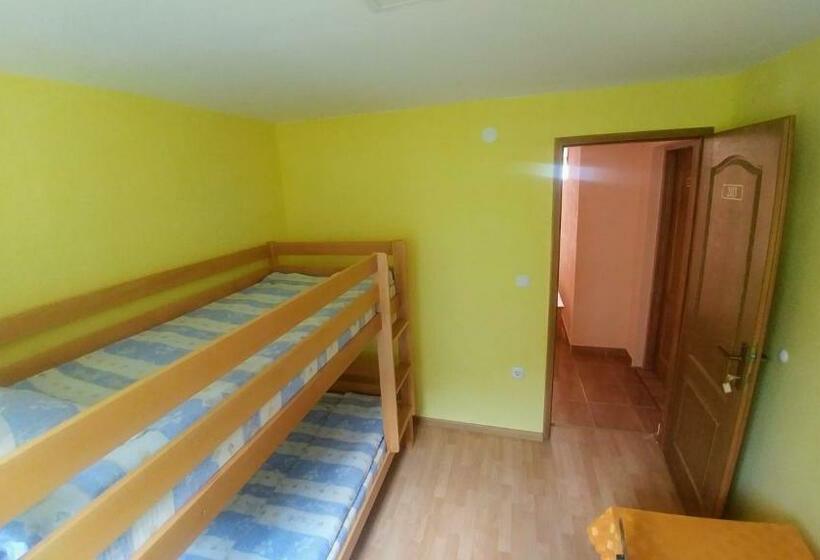 اتاق استاندارد با سرویس بهداشتی مشترک, Hostel Srebrenica