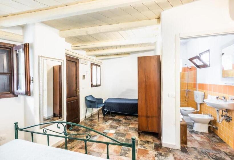 اتاق ساده سه‌ نفره, Agriturismo Val Di Noto