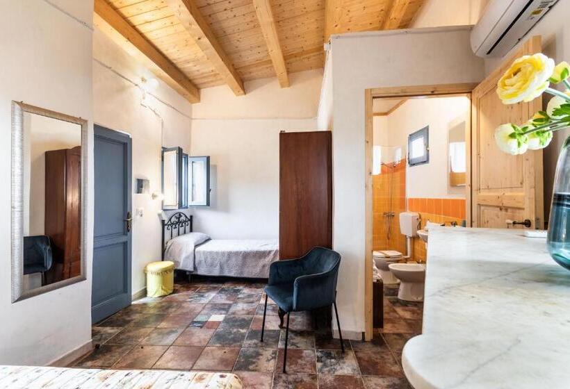 اتاق ساده سه‌ نفره, Agriturismo Val Di Noto