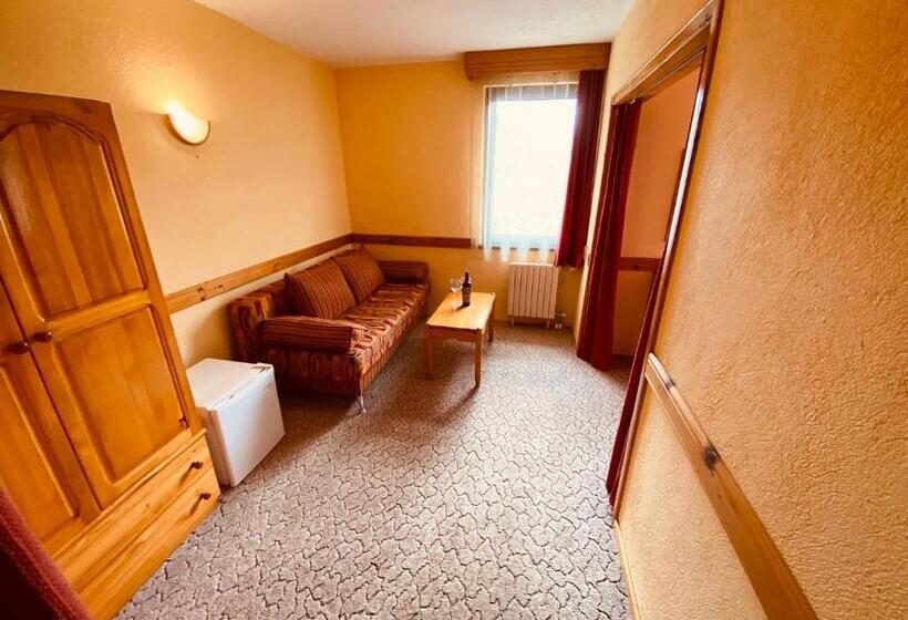 سوییت جونیور با بالکن, Family Hotel Savov