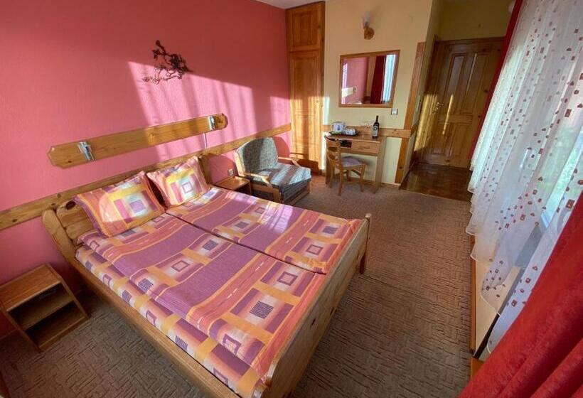 سوییت جونیور با بالکن, Family Hotel Savov