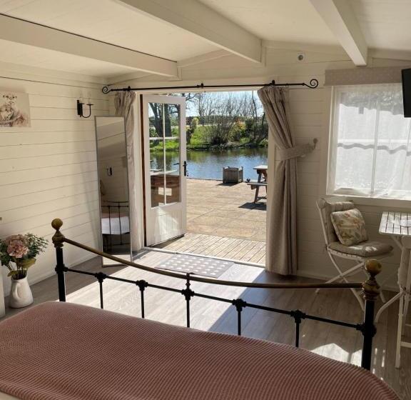 اتاق استاندارد با چشم‌انداز دریاچه, Wethele Manor